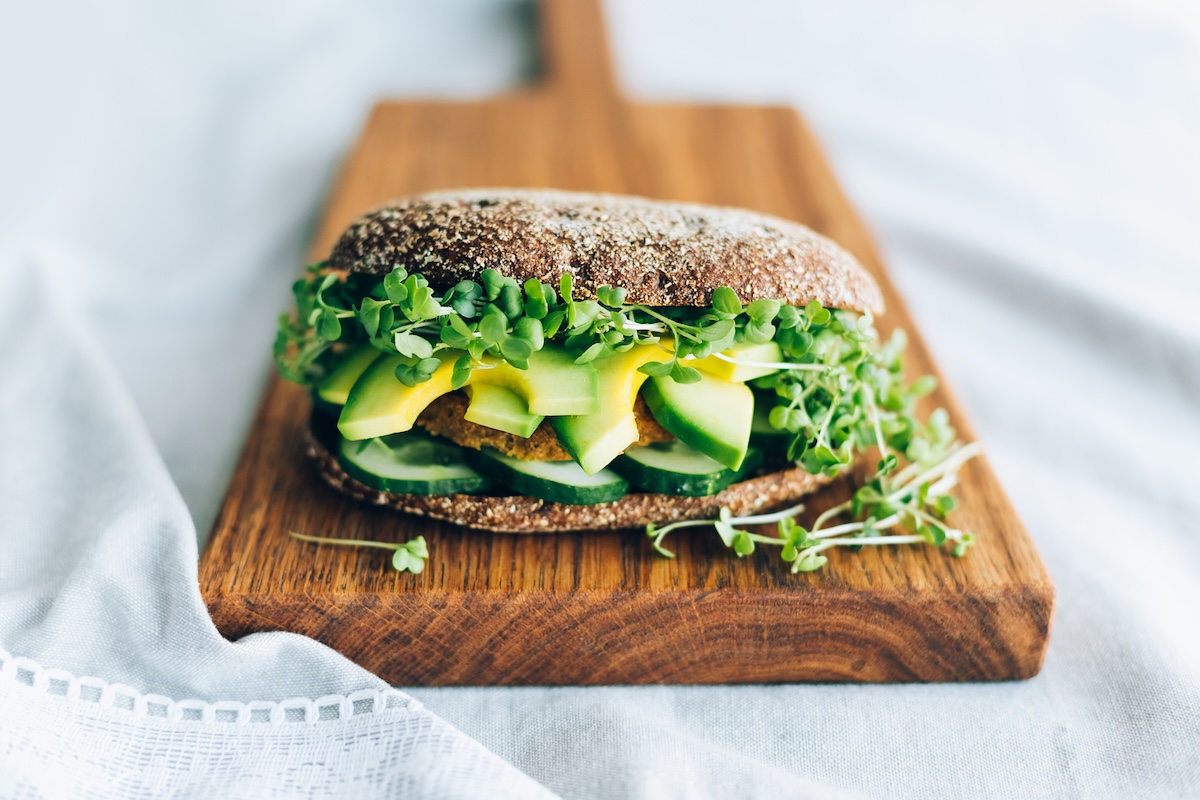 Burger végétarien micropousses moutarde snacking qualitatif