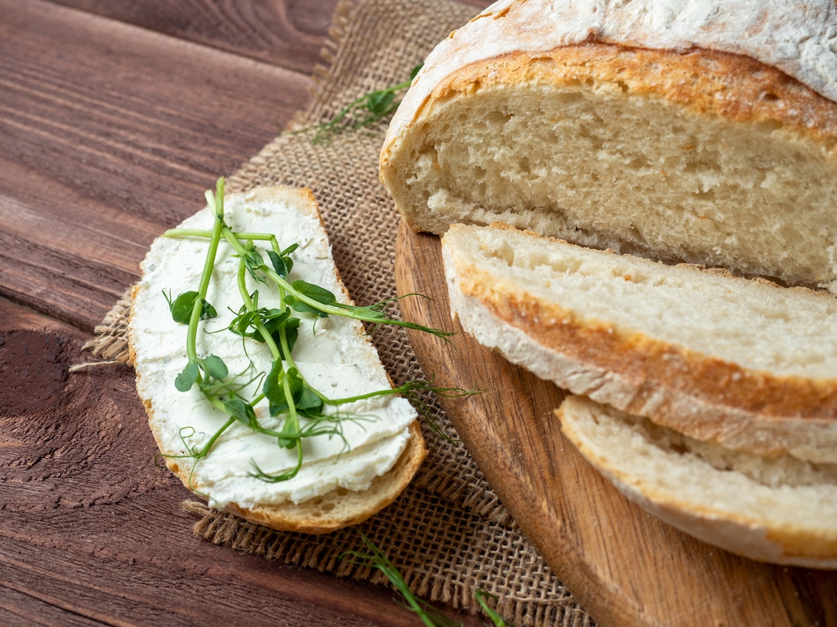 Plateau de fromages et pain artisanal de Gruyère